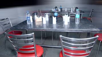 Sarapan, makan tengah hari, makan malam dihidangkan; masakan India