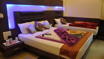 Luxury Triple Room, 3 Bedrooms | 1 bilik tidur, peralatan tempat tidur premium, peti besi dalam bilik