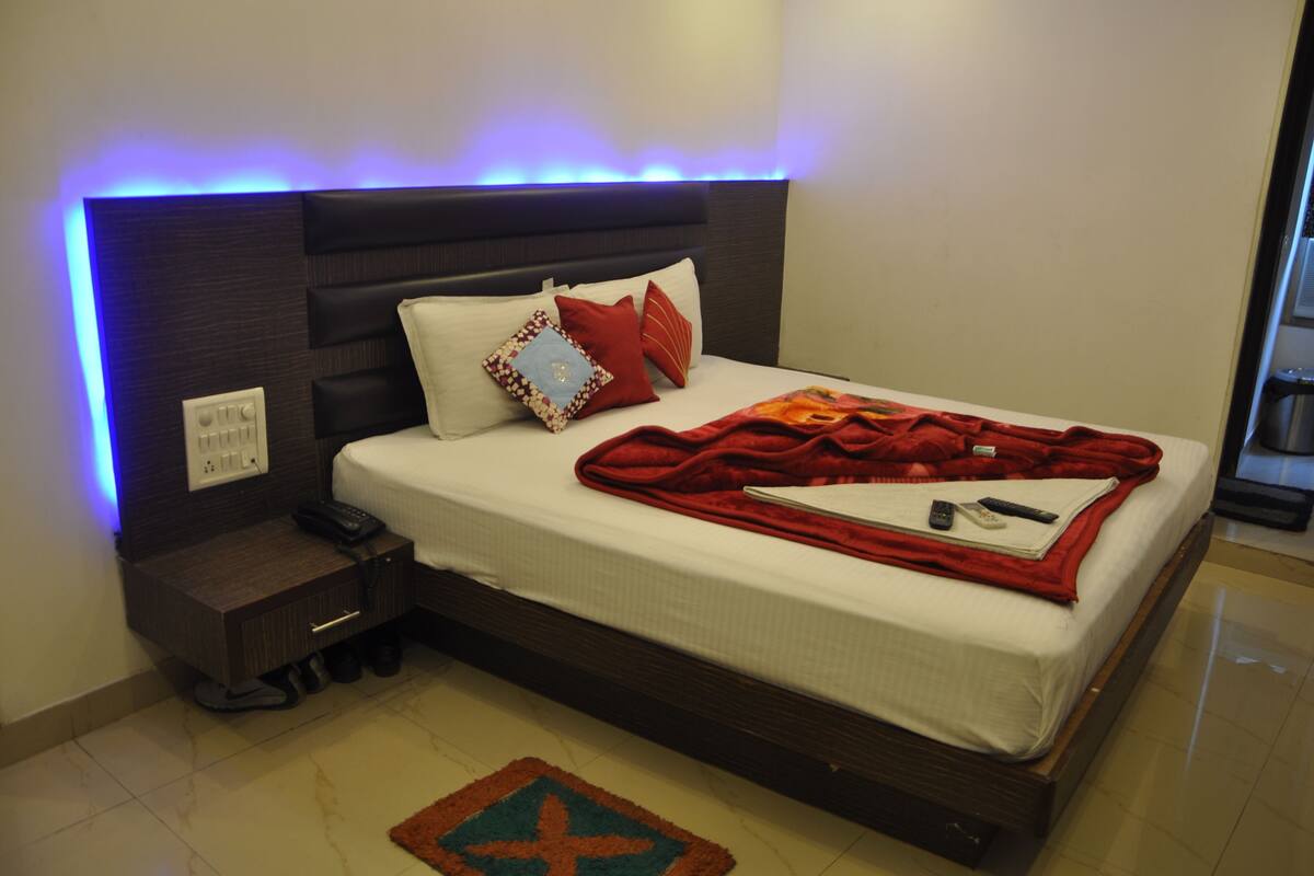 Deluxe Double Room | 1 bedroom, premium bedding, in-room safe, desk