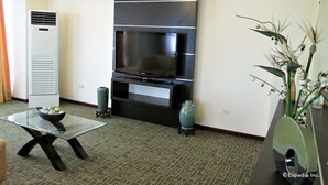 Penthouse | Living area | Flat-screen TV - Marianne Suites (Cagayan de Oro)