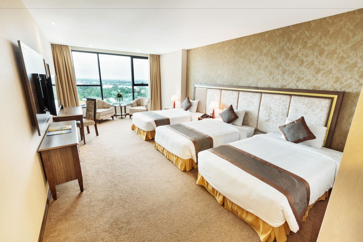 Deluxe Triple Room | 1 bedroom, minibar, in-room safe, desk
