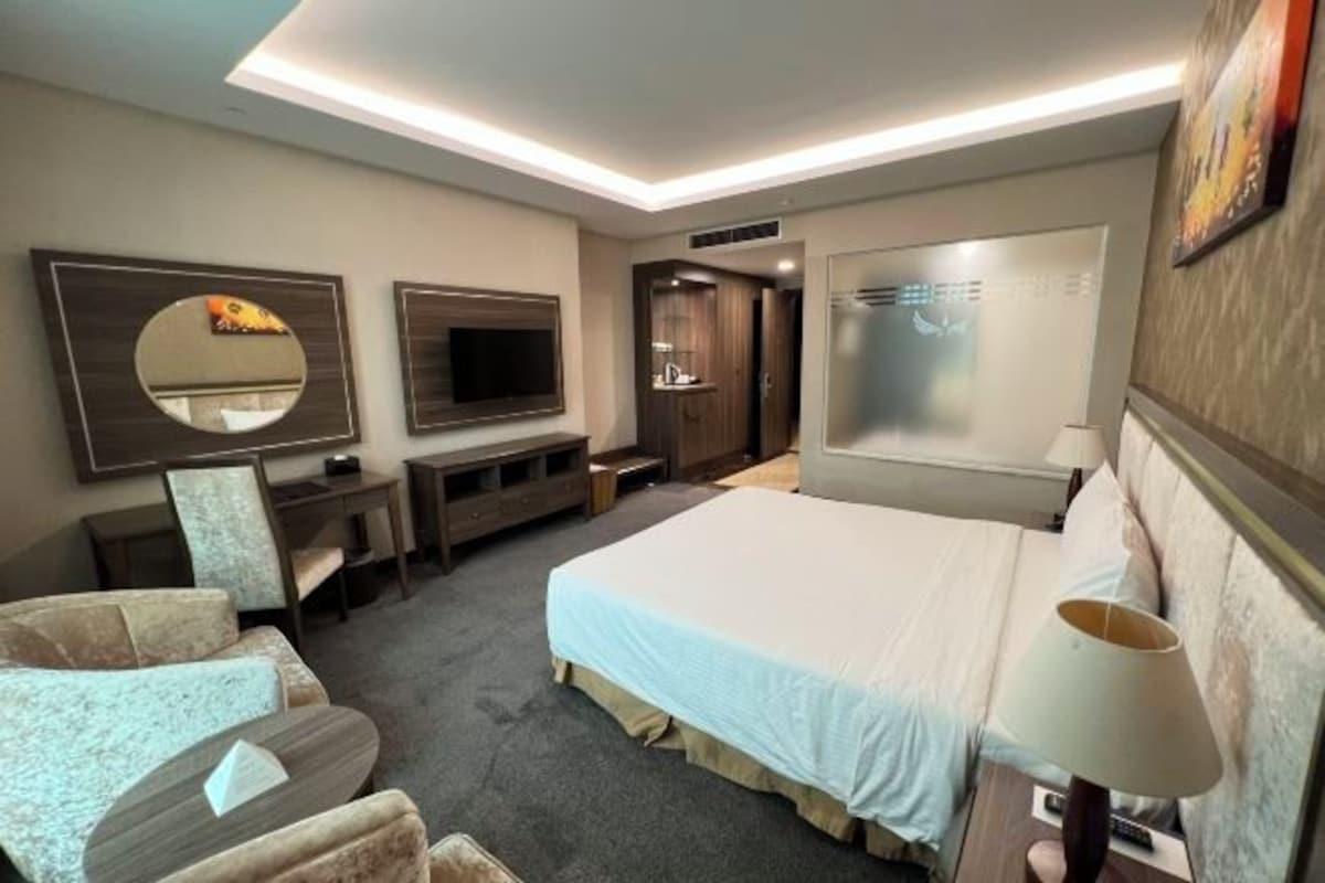 Minibar, caja de seguridad en la habitación y escritorio