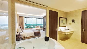 Phòng Suite Executive | Minibar, két bảo mật tại phòng, bàn, màn/rèm cản sáng