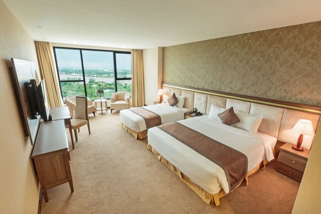 Habitación triple Deluxe | Minibar, caja fuerte, escritorio y cortinas opacas