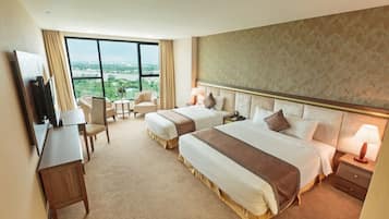 Deluxe-Dreibettzimmer | Minibar, Zimmersafe, Schreibtisch, Verdunkelungsvorhänge