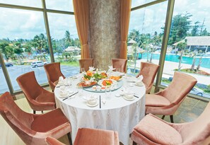 2 restauranter, frokost serveres, lokale og internasjonale retter