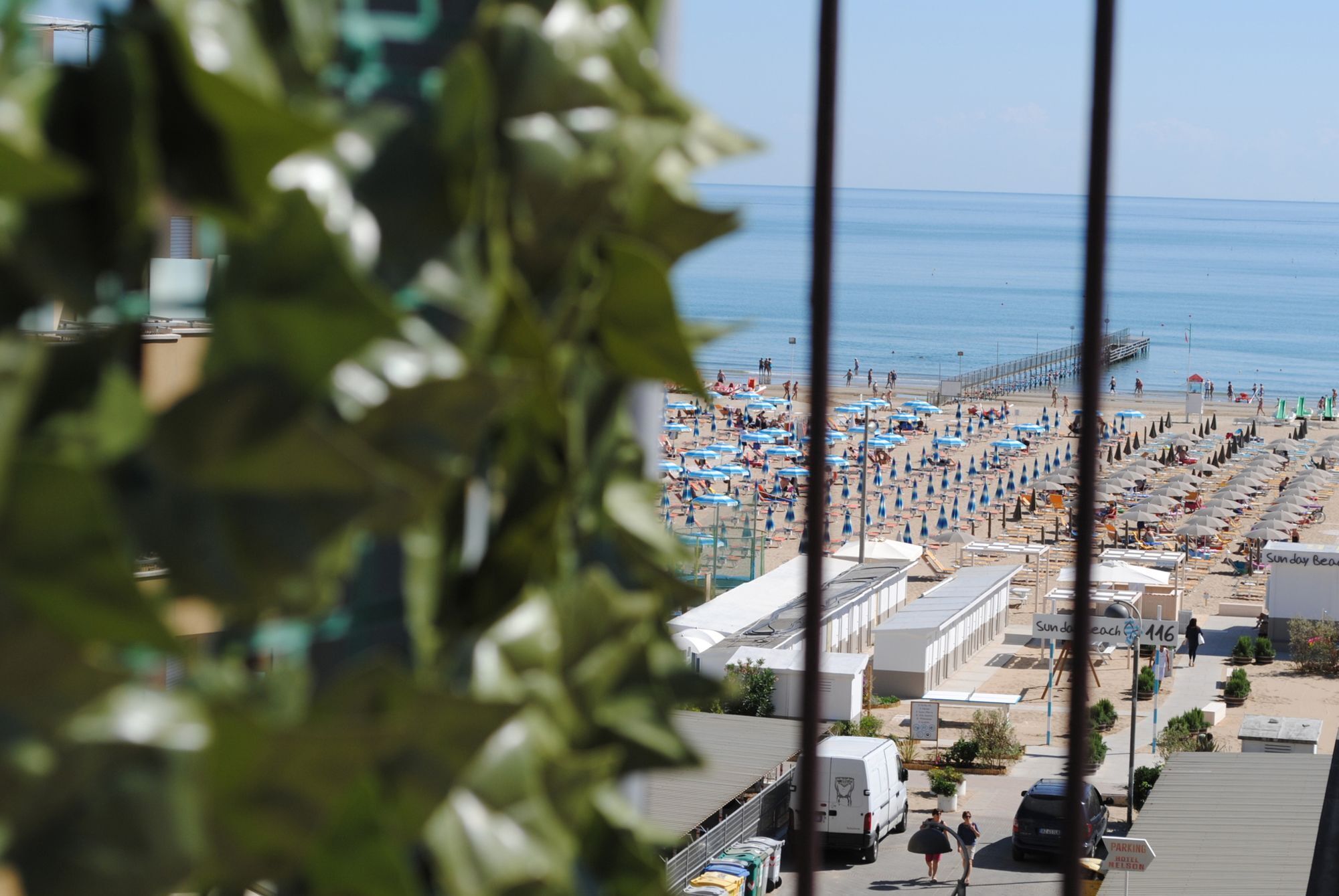 In Strandnähe, Liegestühle, Sonnenschirme