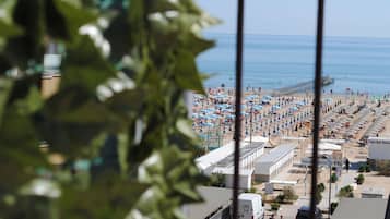 In Strandnähe, Liegestühle, Sonnenschirme