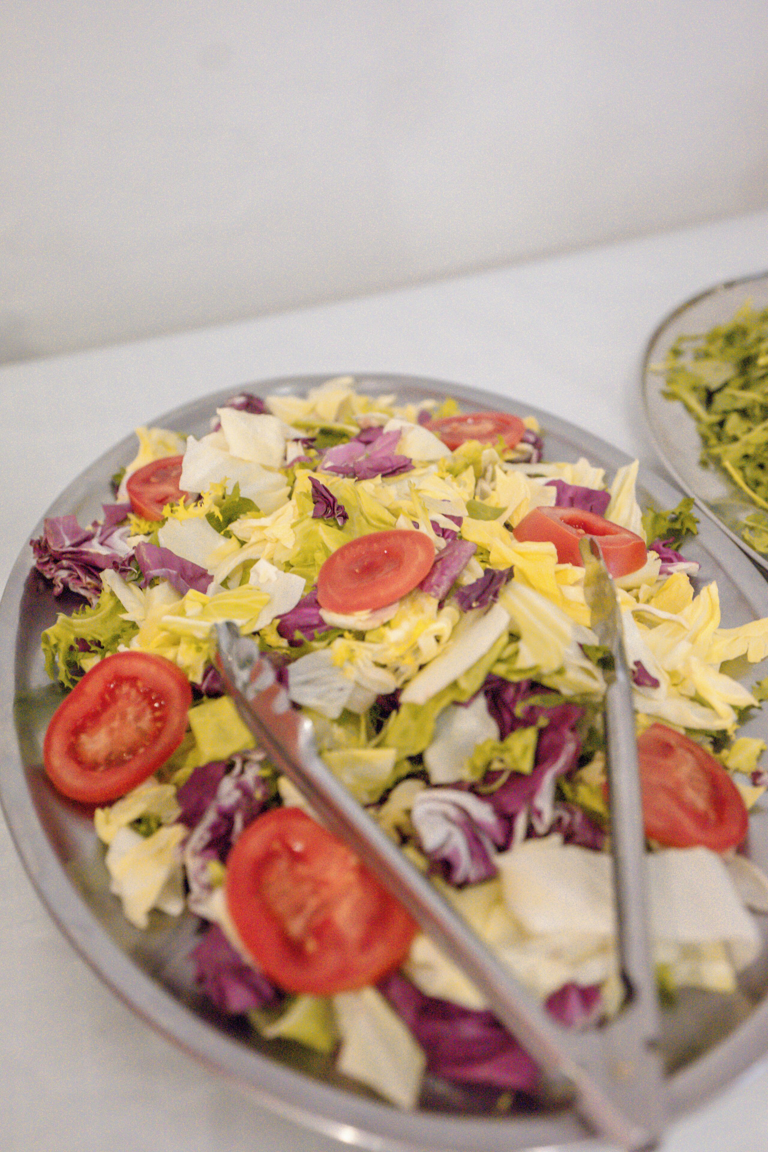 Ensalada con diversas verduras y un tenedor.