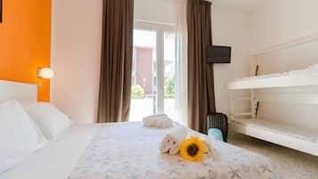 Standard Quadruple Room | In-room safe, desk, soundproofing, free WiFi