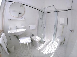 Regadera, secadora de cabello, bidet, toallas