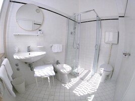 Ducha, secador de pelo, bidet, toallas