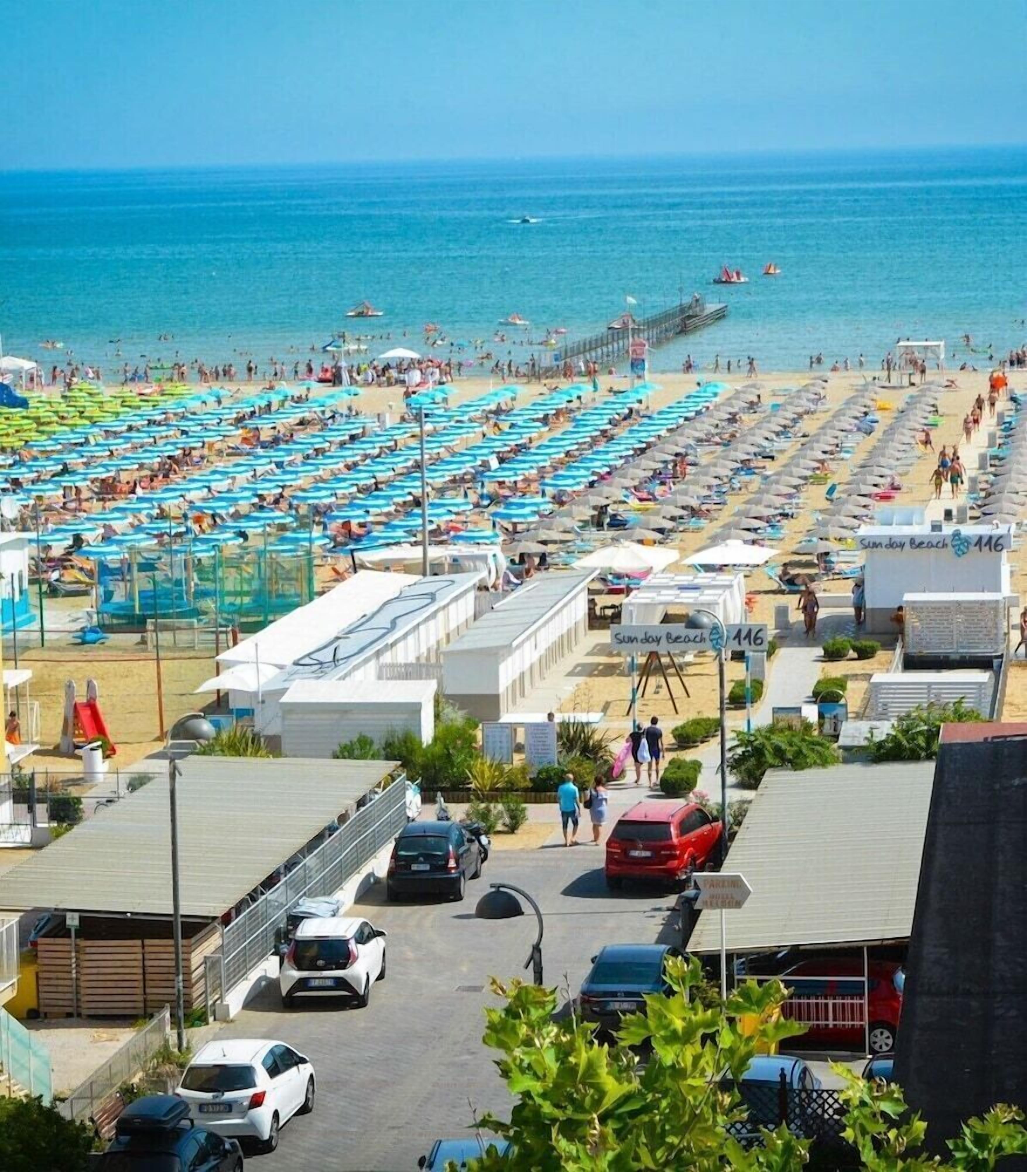 Plage à proximité, chaises longues, parasols