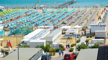 In Strandnähe, Liegestühle, Sonnenschirme