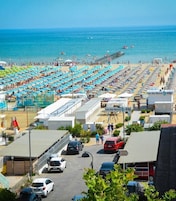 靠近海滩、沙滩椅、海滩遮阳伞