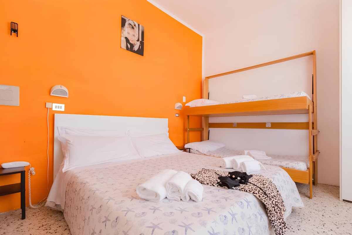 Habitación cuádruple estándar | Caja de seguridad en la habitación, escritorio y insonorización 