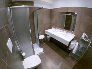 Shower, hair dryer, bidet, towels - Hotel Sanremo (Rimini)