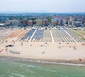 In Strandnähe, Liegestühle, Sonnenschirme