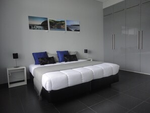 Habitación con 1 cama matrimonial o 2 individuales | Escritorio, cortinas blackout, camas extra y wifi gratis