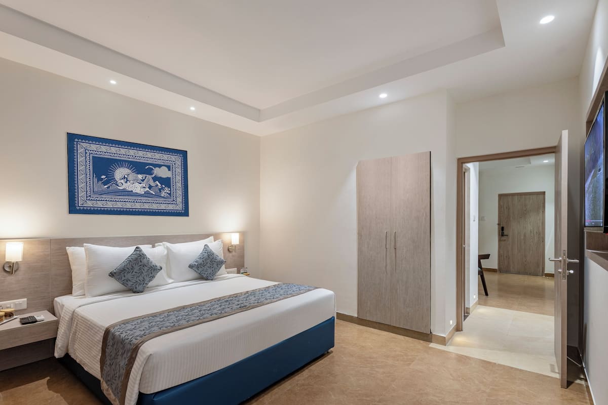 Mountain View Privilege Room With Balcony | Desk, blackout drapes, soundproofing, iron/ironing board