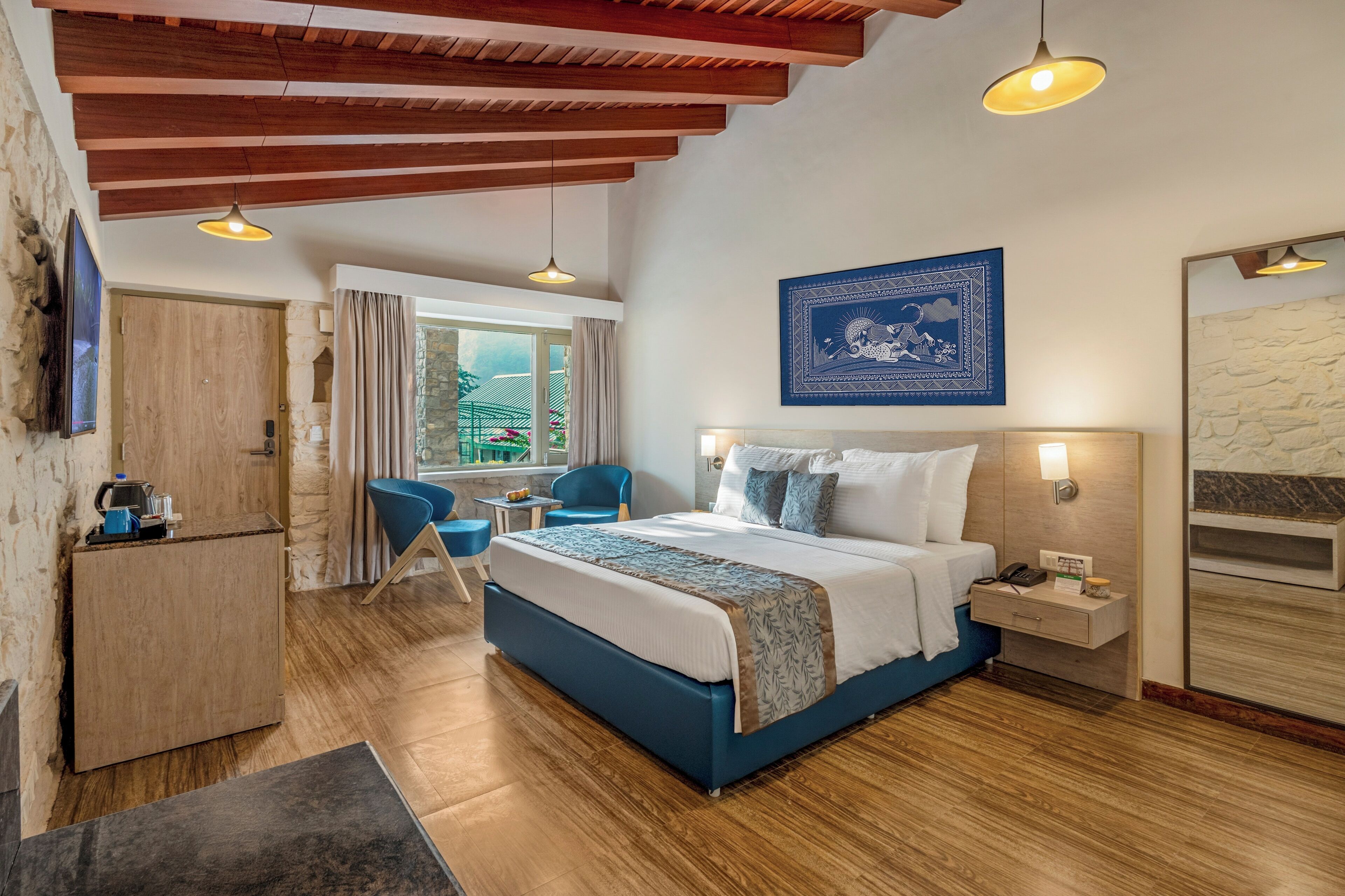 Un dormitorio con cama, mesita de noche y ventana con cortinas.
