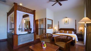Junior Suite Ocean View with Balcony (1 Queen Bed ) | 1 bedroom, premium bedding, minibar, in-room safe