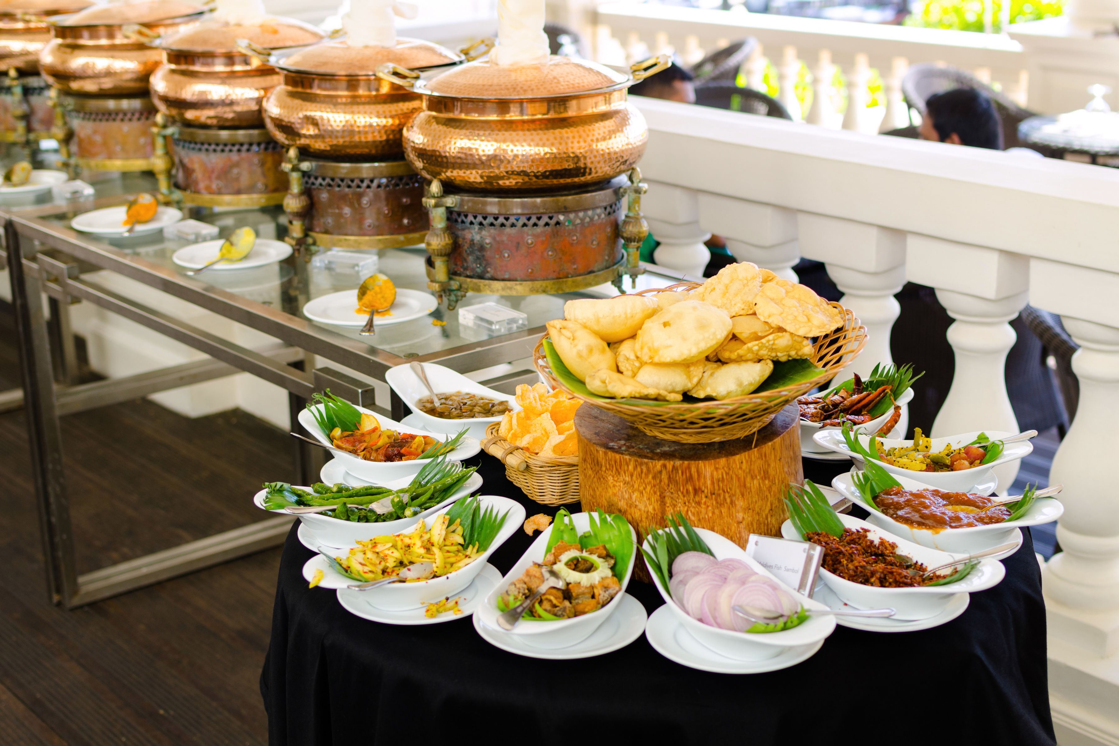 Una mesa de buffet con diversos platos y una decoración central.