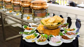 Una mesa de buffet con diversos platos y una decoración central.