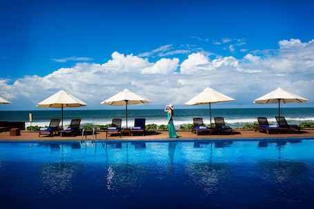 Outdoor pool, pool umbrellas, sun loungers