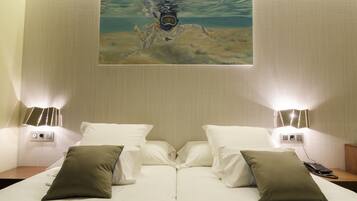 أغطية فراش متميزة وألحفة محشوة بالريش وميني بار وخزنة داخل الغرفة