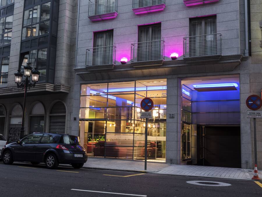 Un bâtiment moderne doté de grandes fenêtres et d’une entrée en verre.