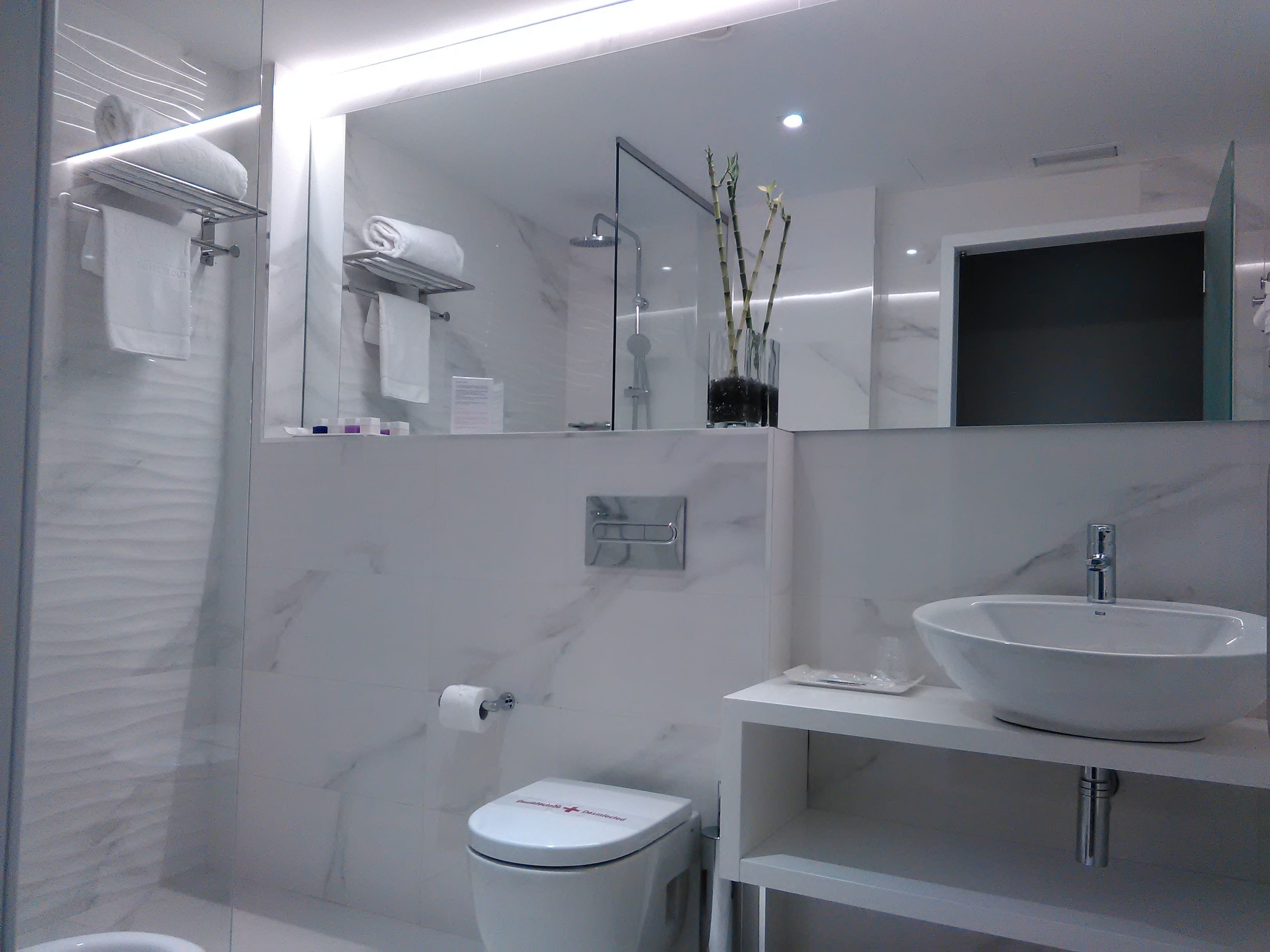 single room | premium bedding, down duvets, minibar, in-room safe