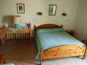 Cots/infant beds, free WiFi