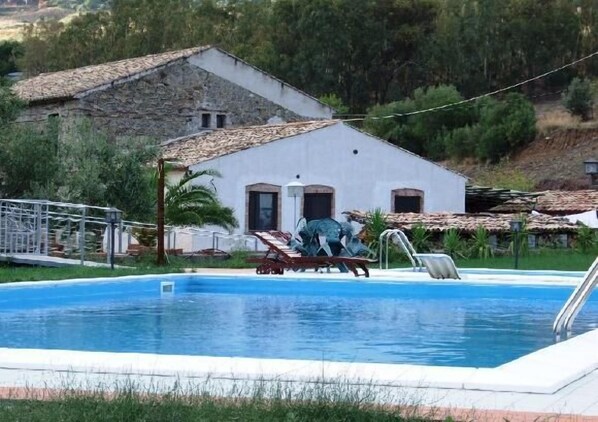 Piscine extérieure (ouverte en saison)