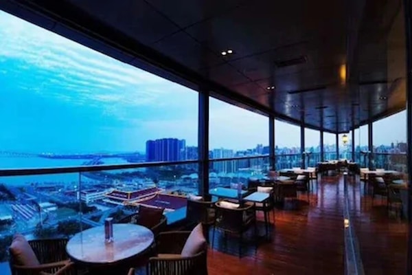 2 bars/lounges
