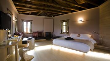 Deluxe Double Room | Minibar, in-room safe, individually decorated, individually furnished
