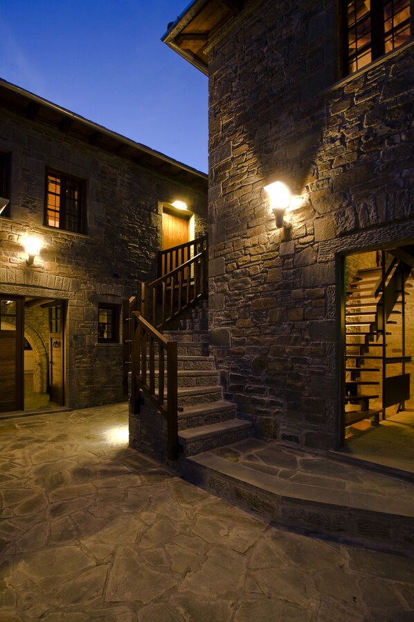 Voorkant accommodatie - avond/nacht