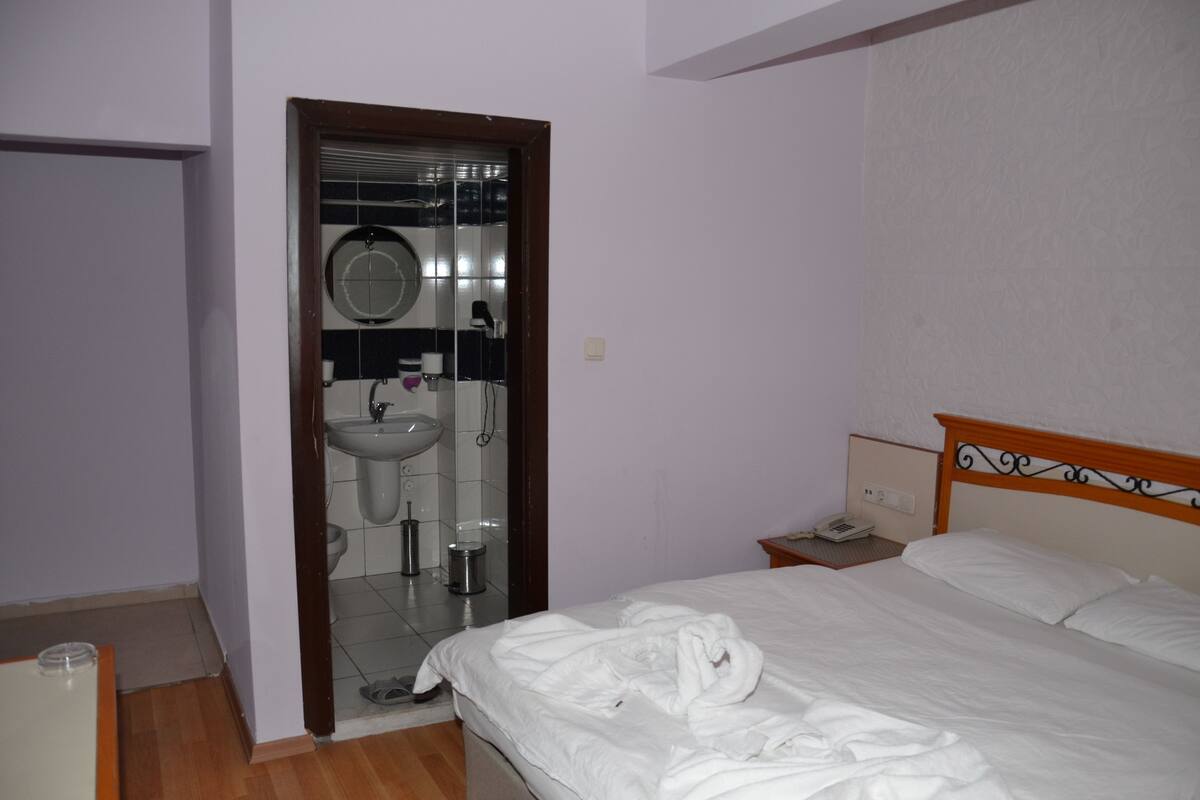 Caja de seguridad en la habitación, escritorio y cortinas blackout