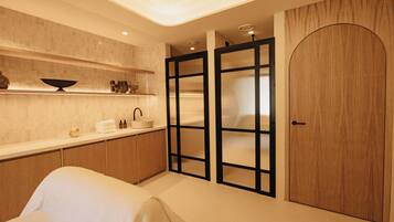 Un baño moderno con un espejo grande, armarios de madera y un lavabo blanco.