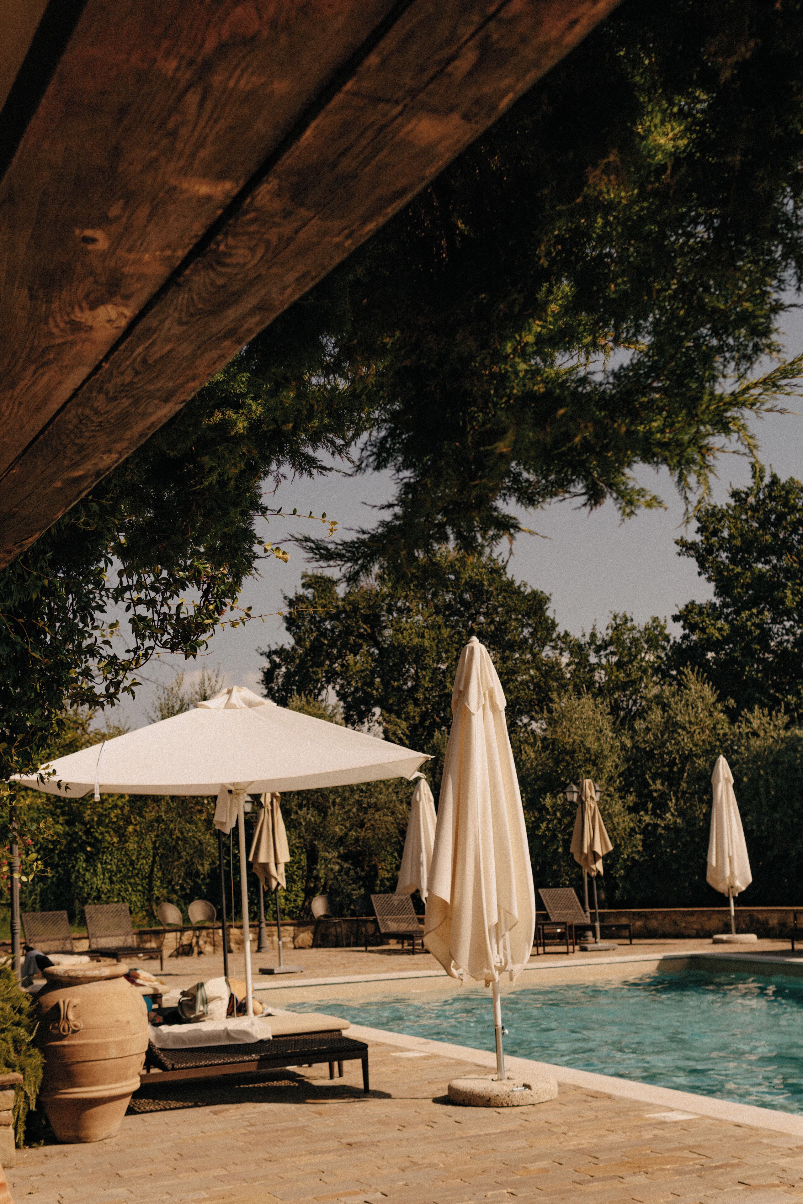 Piscine extérieure en saison, parasols, chaises longues