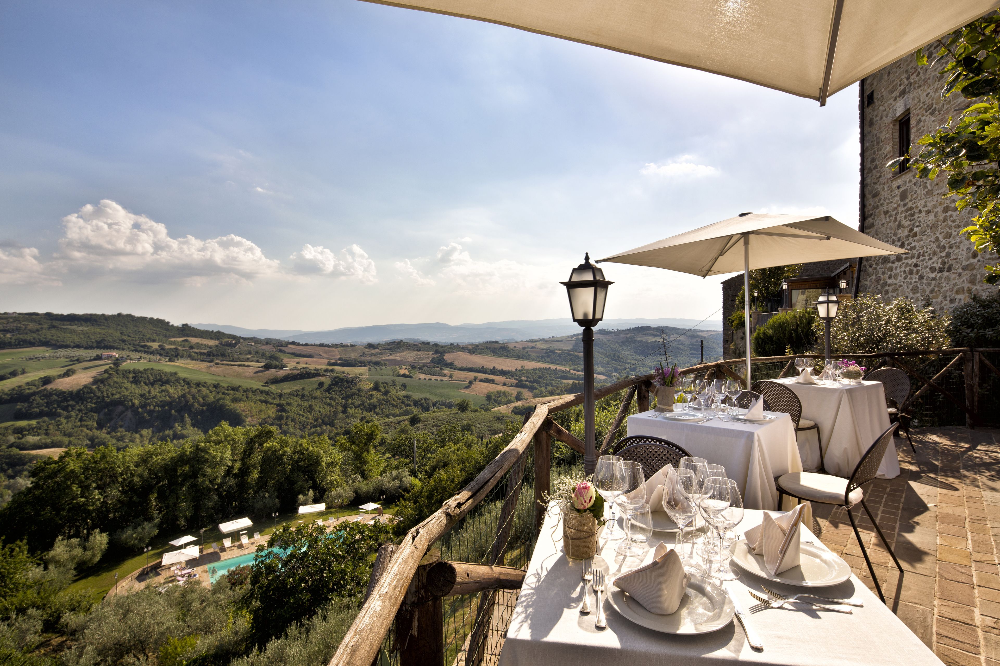 Mittagessen, Abendessen, Brunch, lokale Küche, Blick auf den Pool 