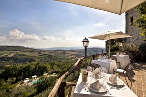 Lunch, dinner, brunch served; local cuisine, pool views 