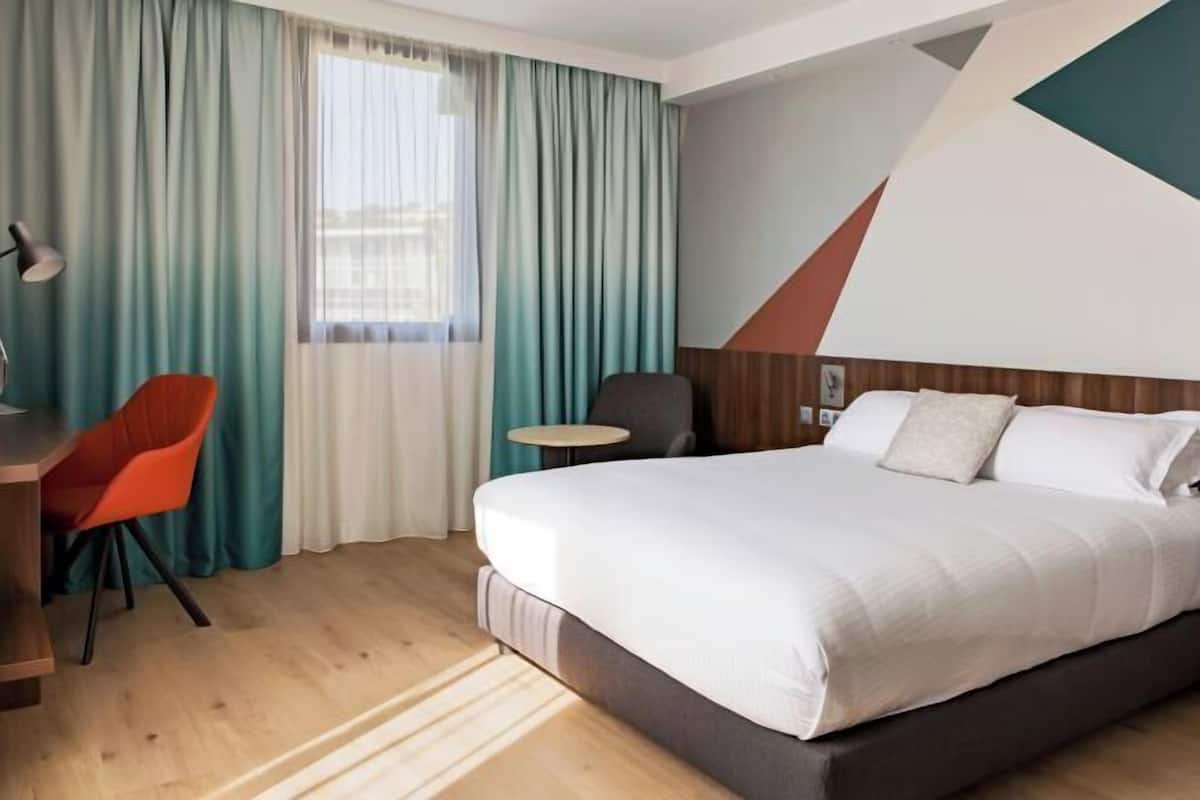 1 bedroom, premium bedding, minibar, desk