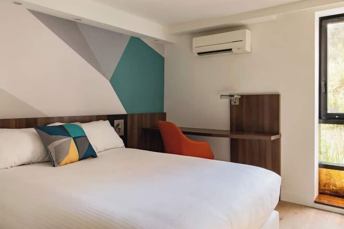 1 bedroom, premium bedding, minibar, desk