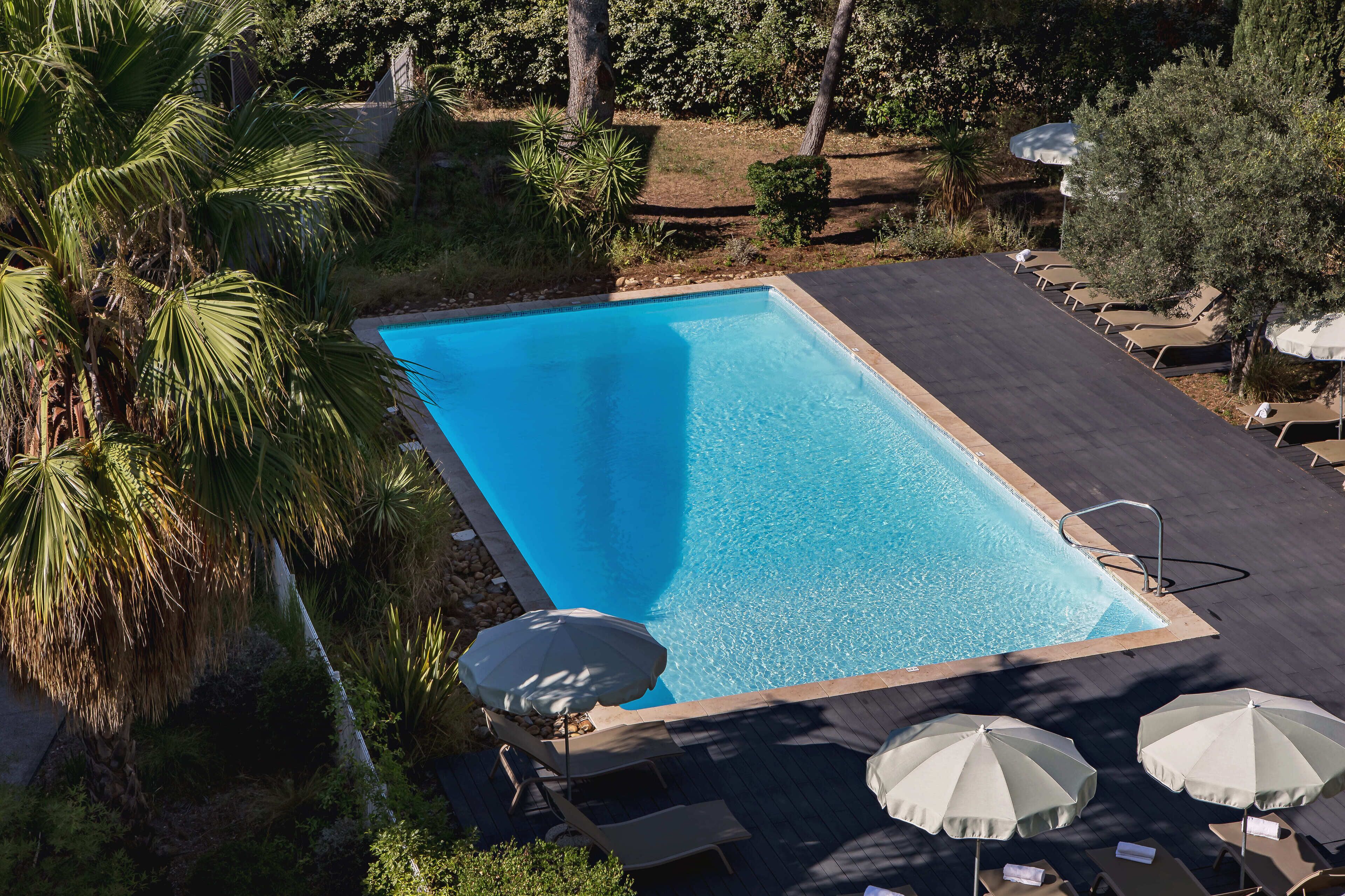 outdoor pool, open 10:00 am to 9:00 pm, pool umbrellas, pool loungers