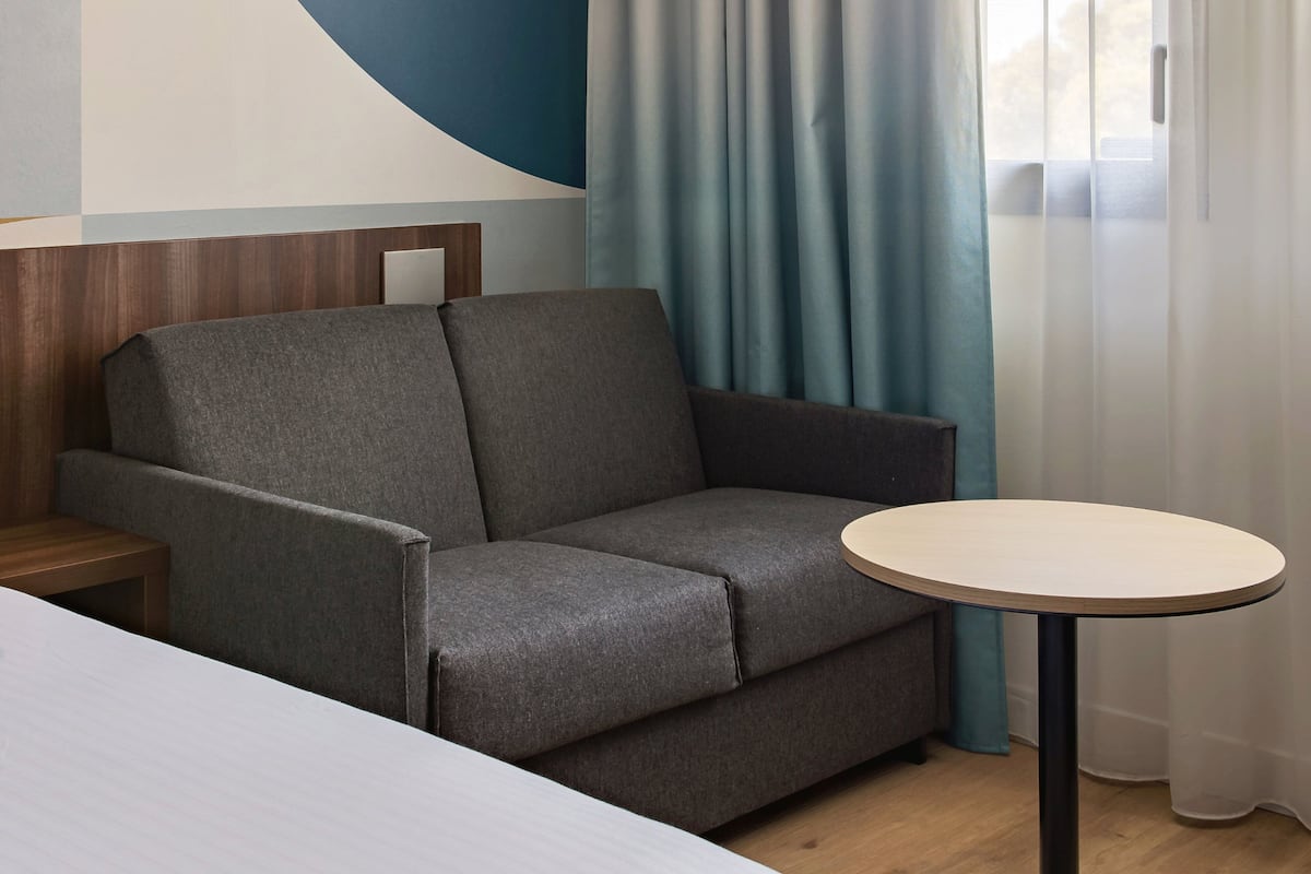 standard room, 1 queen bed with sofa bed | 1 bedroom, premium bedding, minibar, desk