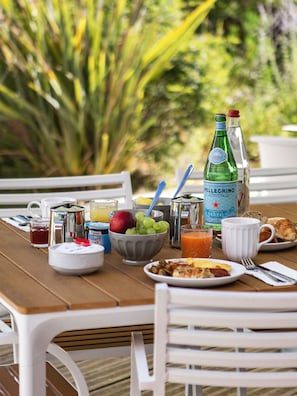 Se ofrece un desayuno bufé (19 EUR por persona)