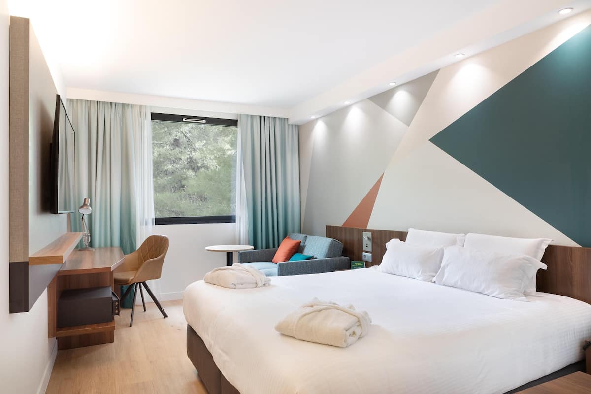 premium room, 1 king bed | 1 bedroom, premium bedding, minibar, desk