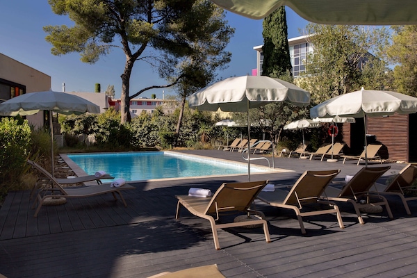 Una piscina al aire libre (de 10:00 a 21:00), sombrillas, tumbonas