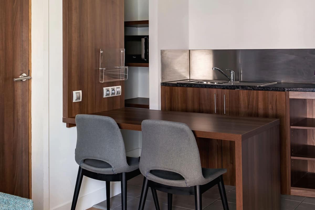 suite, 1 bedroom | 1 bedroom, premium bedding, minibar, desk